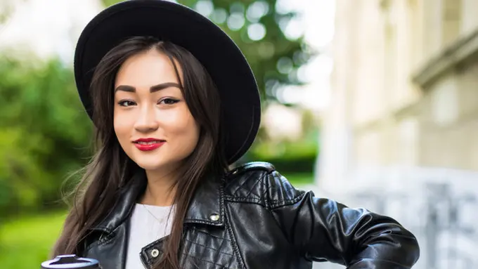 perempuan bahagia stylish modis cantik mandiri