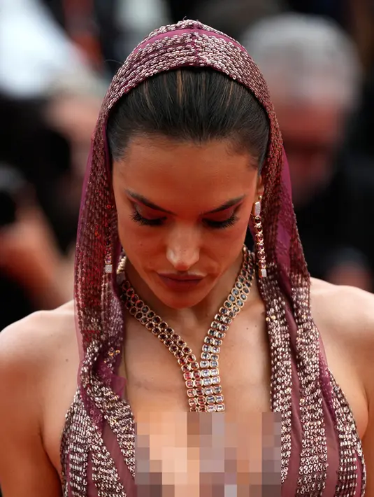 <p>Dia menjaga rambut cokelat gelapnya disanggul halus jauh dari wajah untuk tetap fokus pada riasan glamornya yang menampilkan mata smokey dan bibir gelap. (Photo by Scott Garfitt/Invision/AP)</p>
