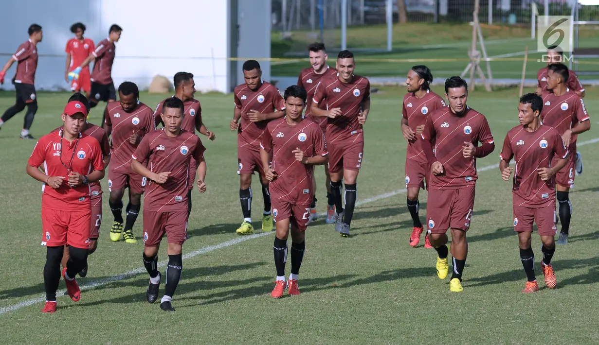 Pemain Persija berlari kecil saat latihan resmi penyisihan Grup H Piala AFC 2018 melawan Johor Darul Takzim di Lapangan B Kompleks GBK, Jakarta, Senin (9/4). Laga akan digelar, Selasa (10/4). (Liputan6.com/Helmi Fithriansyah)
