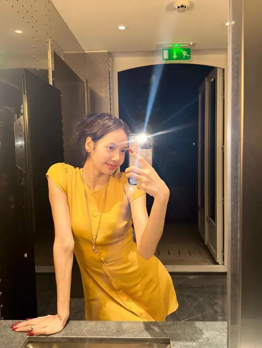 Tentu saja penampilan pelantun lagu Money ini saat tak memakai riasan langsung menarik perhatian banyak netizen. Ia pun tampak percaya diri mengunggah berbagai foto tanpa makeup di media sosial. (Liputan6.com/IG/@lalalalisa_m)