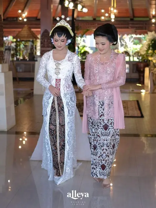 Penampilannya dilengkapi dengan paes Jogja Putri, serta pulasan makeup flawless.