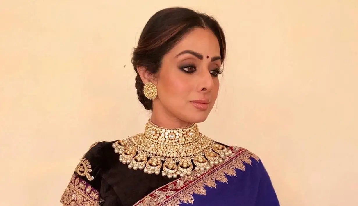 Beberapa waktu silam, dunia hiburan Bollywood berduka lantaran Sridevi meninggal dunia di usia 54 tahun. Ia ditemukan meninggal di kamar hotelnya di Dubai, Uni Emirat Arab pada 24 Februari 2018. (Foto: instagram.com/sridevi.kapoor)