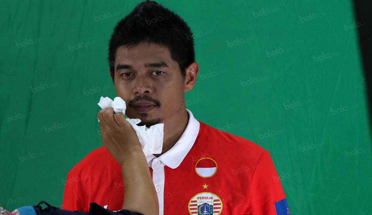 Bambang Pamungkas saat bersiap untuk syuting bersama Indosiar usai latihan bersama Persija Jakarta di Lapangan Villa 2000, Pamulang, Tangerang Selatan, Senin (25/4/2016). (Bola.com/Nicklas Hanoatubun)