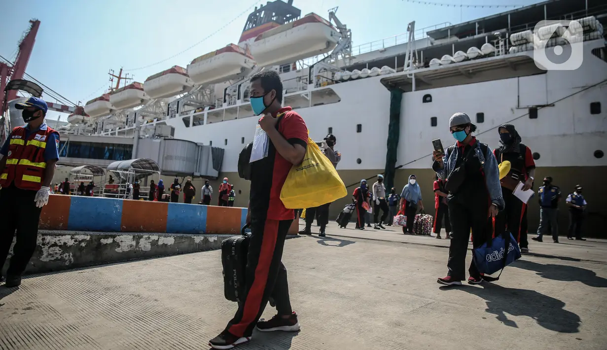 Sejumlah TKI Ilegal yang dipulangkan dari Malaysia setibanya di Pelabuhan Tanjung Priok, Jakarta, Jumat (12/6/2020). Sebanyak 436 TKI Ilegal tersebut nantinya akan dipulangkan ke daerah asalnya di 22 provinsi. (Liputan6.com/Faizal Fanani)