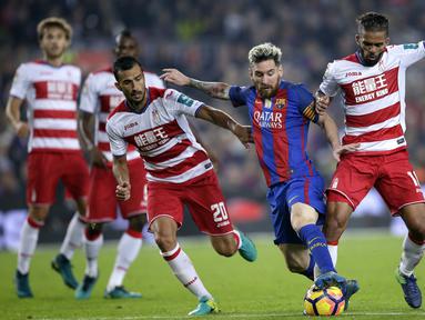 Bintang  Barcelona, Lionel Messi, berusaha melewati hadangan para pemain Granada pada lanjutan La Liga Spanyol di Stadion Camp Nou, Barcelona, (29/10/2016). (AP/Manu Fernandez)