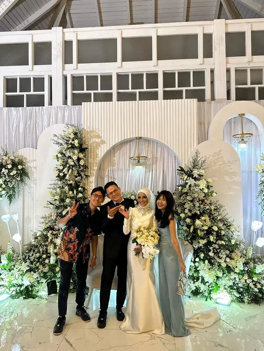 Sayangnya, Iis Dahlia sendiri berhalangan hadir ke acara pernikahan Nadya Mustika. Meski begitu, pedangdut itu tetap menyempatkan diri untuk melakukan video call untuk mengucapkan selamat. Selain bersama keluarga, Salshadilla juga ditemani oleh sang kekasih, Abimanyu Alfarizy. (Liputan6.com/IG/@salshaindradjaja)