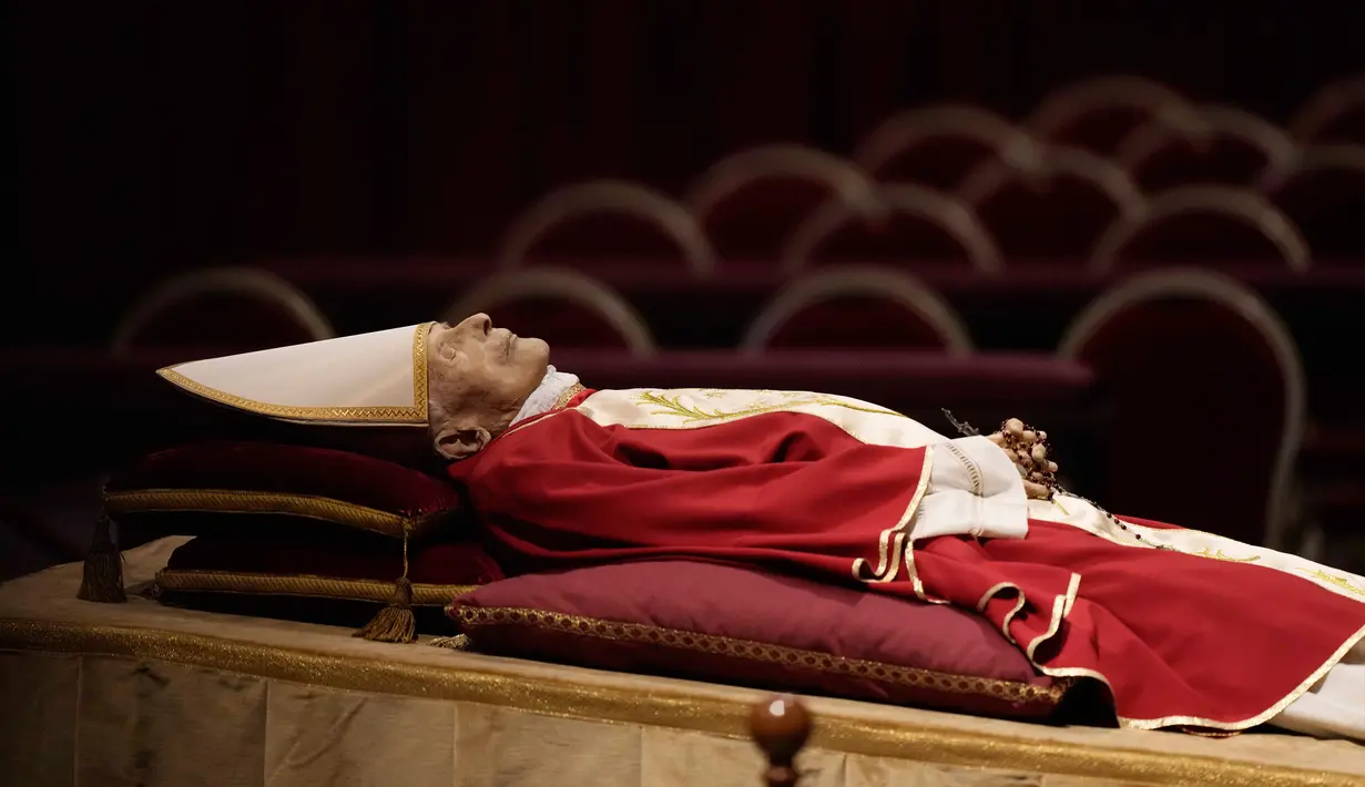 Jenazah mendiang Paus Emeritus Benediktus XVI disemayamkan di Basilika Santo Petrus, Vatikan, Senin (2/1/2023). Benediktus XVI, teolog Jerman yang akan dikenang sebagai paus pertama dalam 600 tahun yang mengundurkan diri, telah meninggal pada 31 Desember 2022 di usia 95 tahun. (AP Photo/Andrew Medichini)