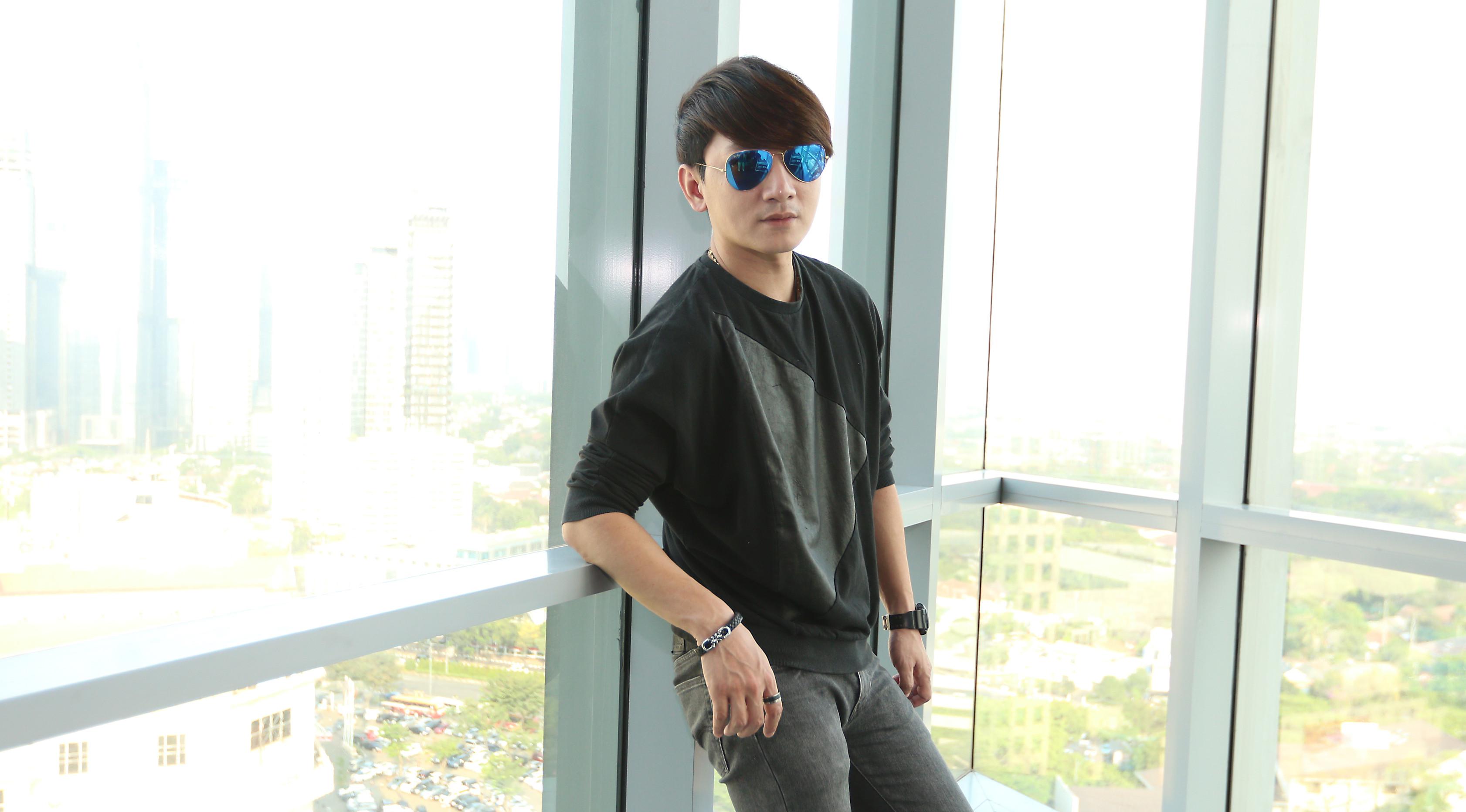 Personel grup dangdut asal Brunei Andromeda Dino saat berkunjung ke kantor Liputan6.com di SCTV Tower, Jakarta, Senin (21/8). (Liputan6.com/Fatkhur Rozaq)