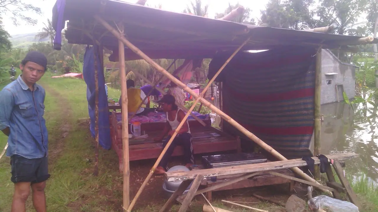 Warga Tarisi, Wanareja, Cilacap, mengungsi ke tanggul. (Foto: Liputan6.com/BPBD Cilacap/Muhamad Ridlo)