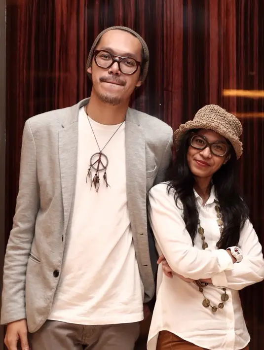 "Mudah-mudahan semuanya dalam keadaan yang baik. Yang penting bisa memberikan dukungan utk mereka, melalui sosmed kami, memang ada kegiatan yang bisa terlibat dengan musik, yang bisa membantu," ujar Endah Rabu (7/12). (Galih W. Satria/Bintang.com)