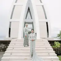 Mikha Tambayong dan Deva Mahenra jadi raja sehari dengan busana pengantin modern asal Sulawesi [@thebridestory]