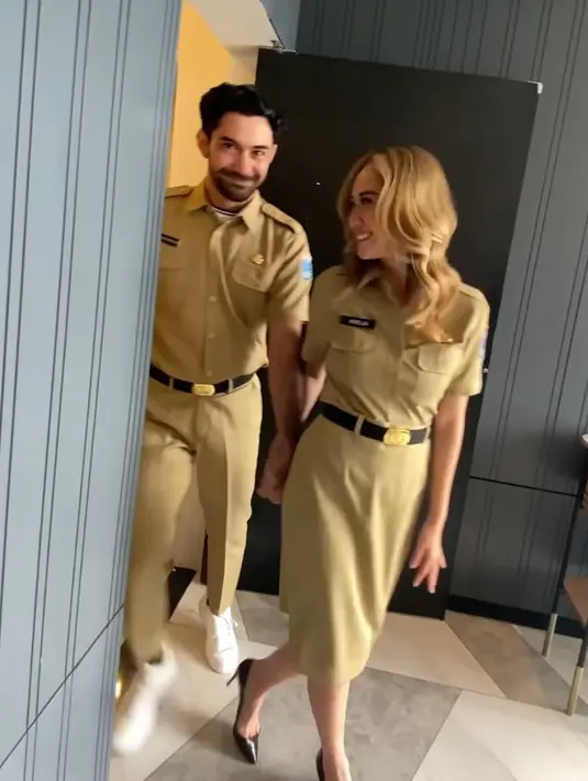 BCL pun beradu akting dengan Reza Rahardian. Reza juga berperan sebagai PNS, ia pun mengenakan seragam yang serasi dengan BCL.  [@falconpictures_]