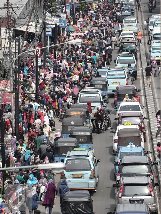 Ribuan orang memadati dikawasan Tanah Abang, Jakarta, Minggu (19/6). Lalu lintas sedikit terganggu akibat membludaknya warga yang ingin berbelanja dikawasan Tanah Abang. (Liputan6.com/Faizal Fanani)