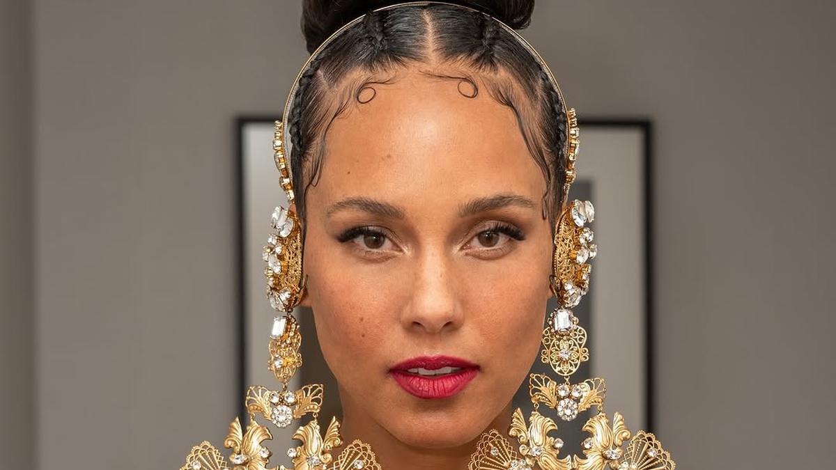 Potret Alicia Keys Tampil dengan Corset dan Anting Emas Dramatis di Grammy Awards 2025