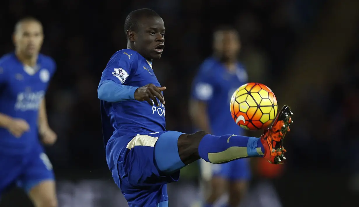 N'Golo Kante. Usai juara Liga Inggris bersama Leicester City pada musim 2015/2016, ia sempat diyakinkan Jose Mourinho yang tengah membesut Manchester United untuk hijrah ke Old Trafford. Upayanya gagal, karena ia lebih memilih hijrah ke Chelsea yang dilatih Antonio Conte. (Foto: AFP/Adrian Dennis)