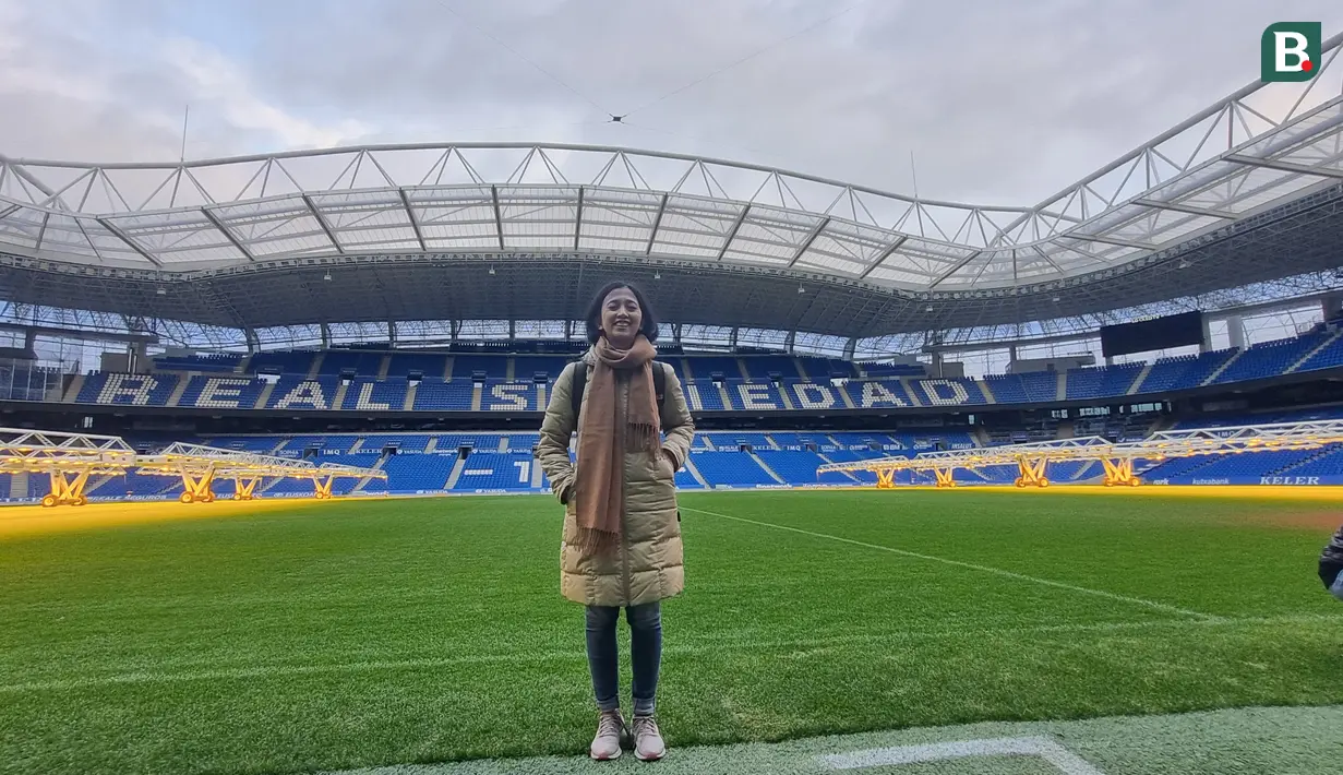 Jurnalis Bola.com, Yus Mei Sawitri berdiri di pinggir lapangan Stadion Reale Arena, area yang biasanya menjadi tempat pelatih Real Sociedad saat ini, Imanol Alguacil berdiri memberi instruksi kepada para pemainnya. (Bola.com/Yus Mei Sawitri)