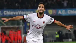 Gelandang AC Milan, Hakan Calhanoglu melakukan selebrasi usai mencetak gol ke gawang ChievoVerona pada lanjutan Liga Serie A Italia di stadion Bentegodi di Verona, Italia,(25/10). Milan menang telak 4-1. (Filippo Venezia / ANSA via AP)