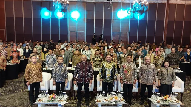 Menteri Koordinator Bidang Perekonomian Airlangga Hartarto dalam Pengarahan Komite Cipta Kerja dan Tim Pelaksana kepada Mitra Program Kartu Prakerja, di Jakarta, Selasa (23/1/2024). (Arief/Liputan6.com)