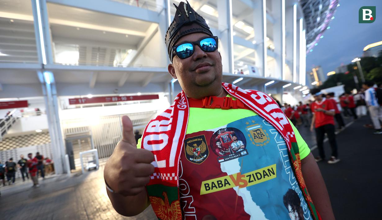 Seorang suporter dengan jersey unik berpose di depan fotografer sebelum laga FIFA Matchday antara Timnas Indonesia melawan Argentina di Satdion Utama Gelora Bung Karno (SUGBK), Senayan, Jakarta, Senin (19/06/2023). (Bola.com/Bagaskara Lazuardi)