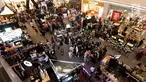 Suasana bazar Pesta Sneaker yang digelar di atrium Lippo Mall Kemang, Jakarta, Kamis (19/4). Sneakerpeak The Fifth yang digelar pada 17 - 21 April 2019 mengusung tema Crafting Scene mengajak para pecinta sneakers untuk memiliki koleksi sneaker. (Liputan6.com/Fery Pradolo)