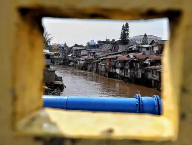 Suasana permukiman padat penduduk di bantaran Sungai Ciliwung, kawasan Manggarai, Jakarta, Rabu (14/5/2025). (Liputan6.com/Angga Yuniar)