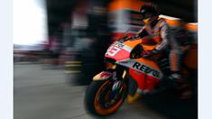 Pebalap Repsol Honda, Marc Marquez, saat meninggalkan pit lane dalam latihan bebas pertama MotoGP Australia di Sirkuit Phillip Island, Jumat (16/10/2015). (AFP Photo/Saeed Khan)