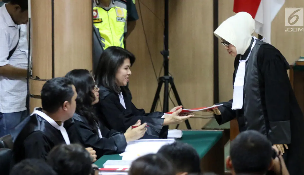 Pengacara yang juga adik kandung Basuki Tjahaja Purnama atau Ahok, Fifi Lety Indra menerima berkas saat sidang perdana peninjauan kembali (PK) di Gedung PN Jakarta Utara, Senin (26/2). (Liputan6.com/Arya Manggala)