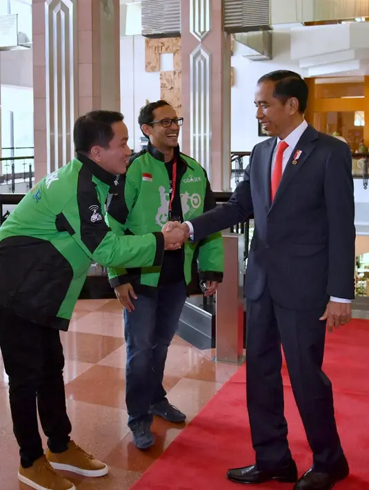 Presiden Joko Widodo (Jokowi) berjabat tangan dengan perwakilan Go-Viet dan CEO Go-Jek, Nadiem Makarim pada peluncuran aplikasi Go-Viet di Hanoi, Vietnam, Rabu (12/9). (Liputan6.com/HO/Biro Pers Setpres)