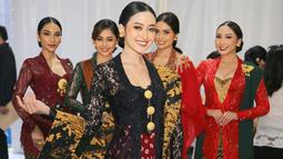 Tentu saja penampilan Puteri saat memakai kebaya ini berhasil mencuri perhatian netizen. Dirinya disebut terlihat semakin menawan dalam balutan kebaya. (Liputan6.com/IG/@putmod)