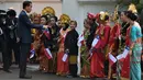 Presiden Jokowi menyapa anak-anak berpakaian tradisional Nusantara saat menunggu kedatangan Presiden Republik Chile, Michelle Bachelet di Istana Kepresidenan, Jakarta, Jumat (12/5). Kedatangan Bachelet disambut dengan parade kenegaraan. (Bay ISMOYO/AFP)