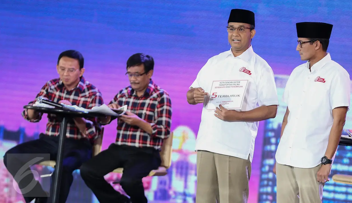 Cagub DKI Jakarta nomor 3, Anies Baswedan didampingi Sandiaga Uno memaparkan visi misi pada Debat Final Cagub DKI Jakarta di Bidakara, Jakarta, Jumat (10/2). (Liputan6.com/Faizal Fanani)