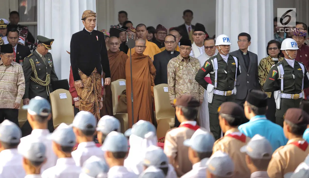 Presiden Joko Widodo saat memimpin langsung upacara Hari Lahir Pancasila di Gedung Pancasila, Jakarta Pusat, Jumat (1/6). Dalam upacara ini Presiden Jokowi mengenakan busana adat Jawa. (Liputan6.com/Faizal Fanani)
