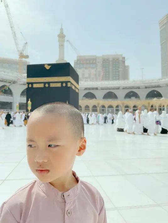 Larissa juga mengajak putranya Umrah. "Alhamdulillah bisa kembali lagi kesini. kembali dengan orang yang sama .. bersama malaikat kecil ku lagi," tulisnya. (Foto: Instagram/ larissachou)