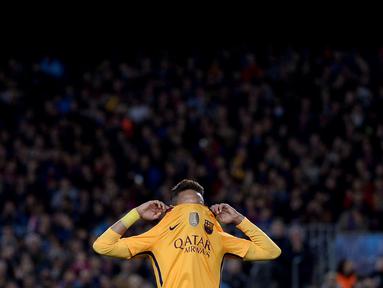 Ekspresi kekecewaan striker Barcelona, Neymar, setelah pemain Atletico, Fernando Torres mencetak gol ke gawang Barcelona pada leg pertama perempat final Liga Champions di Stadion Camp Nou, Rabu (6/4/2016) dini hari WIB. (AFP/Josep Lago)