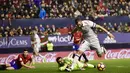 Pemain Real Madrid, Karim Benzema menerobos pertahanan Osasuna  pada lanjutan La Liga di El Sadar stadium, Pamplona, (11/2/2017).  Real Madrdi menang 3-1. (AP/Alvaro Barrientos)