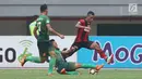 Gelandang Persipura, Osvaldo Haay (kanan) melompat menghindari tekel pemain PS TNI pada lanjutan Liga 1 Indonesia di Stadion Patriot Candrabhaga, Bekasi, Sabtu (4/11). Persipura kalah 1-2. (Liputan6.com/Helmi Fithriansyah)