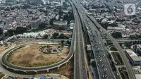 Pandangan udara Off Ramp Jatiwaringin Tol Becakayu yang mulai beroperasi, Selasa (25/10/2022). Kepala Dishub DKI Jakarta Syafrin Liputo mengungkapkan rekayasa lalu lintas dilakukan karena Off Ramp Jatiwaringin Tol Becakayu mulai beroperasi yang berlangsung hingga 4 November mendatang. (merdeka.com/Iqbal S. Nugroho)