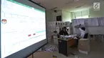 Petugas melakukan perhitungan rekapitulasi surat suara di Kecamatan Menteng, Jakarta, Kamis (25/4). Hingga hari ini proses rekapitulasi suara di kecamatan Menteng telah merampungkan 55 persen dari total 246 di Kecamatan Menteng. (Liputan6.com/Johan Tallo)