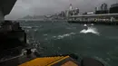 Observatorium telah mengeluarkan peringatan badai T10, yang menyatakan angin dengan kecepatan rata-rata 118 kilometer per jam atau lebih diperkirakan terjadi dan menimbulkan ancaman besar bagi Hong Kong. (Peter PARKS/AFP)