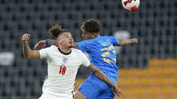 Gelandang Inggris, Kalvin Philips berebut bola dengan pemain Italia, Salvatore Esposito selama pertandingan grup A3 UEFA Nations League di Stadion Molineux di Wolverhampton, Inggris, Minggu (12/6/2022). Italia tetap memimpin klasemen grup A3 dengan lima poin, sementara Inggris ada di posisi juru kunci dengan dua poin. (AP Photo/Jon Super)
