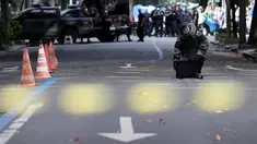 Petugas Penjinak Bahan Peledak dari Kepolisian Brasil mempersiapkan peralatan sebelum menghampiri tas mencurigakan di Rio de Janeiro, Senin (18/7). Pemerintah Brasil memperketat keamanan jelang Olimpiade Rio de Janiero 2016. (REUTERS/Ueslei Marcelino)