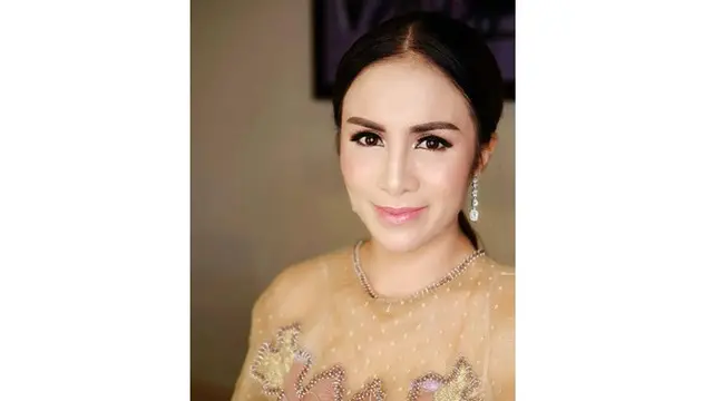 6 Gaya Momo Geisha Berdandan Bak Pejabat, Jadi Sorotan Publik