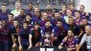 Para pemain Barcelona melakukan selebrasi usai menjuarai Piala Super Spanyol dengan mengalahkan Sevilla di Stadion Ibn Batouta, Tangiers, Minggu (12/8/2018). Barcelona menang 2-1 atas Sevilla. (AP/Mosa'ab Elshamy)