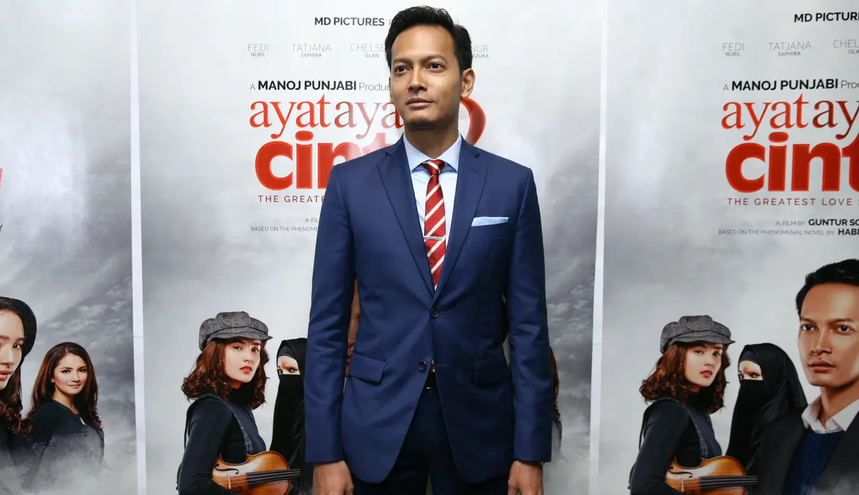 "Tentunya perubahan karakter, gestur itu semua berubah lebih dewasa lagi, lebih bijaksana lagi dan mungkin tantangan saya jadi profesor dan ngajar di kampus ya karena saya belum pernah," jelas Fedi Nuril. (Nurwahyunan/Bintang.com)