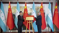 Foto yang dirilis oleh kantor berita Xinhua menunjukkan Menteri Luar Negeri China Qin Gang (kiri) dan Menteri Luar Negeri Honduras Enrique Reina membuka pelat Kedutaan Besar Honduras saat peresmiannya di Beijing, Minggu (11/6/2023). (Dok. Li Tao/Xinhua via AP)