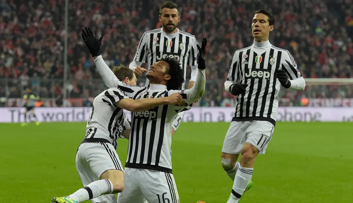Gelandang Juventus, Juan Cuadrado melakukan selebrasi bersama rekan-rekannya usai mencetak gol kegawang Bayern Muenchen pada leg kedua 16 besar liga champions di Stadion Allianz Arena, Jerman, Kamis (17/3). (AFP/TOBIAS SCHWARZ)