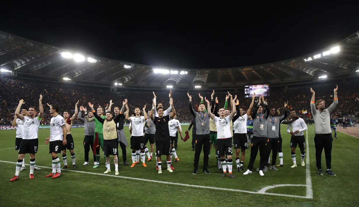 Para pemain Liverpool merayakan keberhasilan lolos ke final Liga Champions setelah menang agregat atas AS Roma di Stadion Olympic, Roma, Rabu (2/5/2017). AS Roma menang 4-2 atas Liverpool. (AP/Alessandra Tarantino)