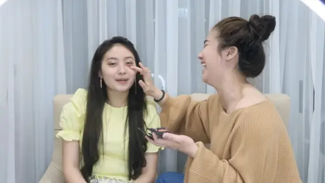 6 Momen Felicya Angelista Makeup-in Natasha Wilona Jadi Jennie Blackpink, Hasilnya Kocak