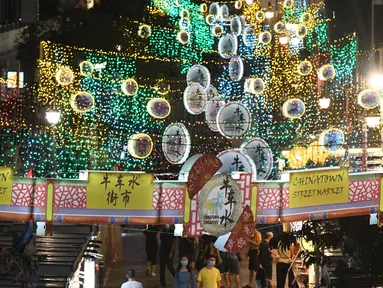 Lentera-lentera cantik dinyalakan untuk menyambut Festival Tengah Musim Gugur di kawasan Pecinan, Singapura (29/9/2020). Tahun ini, festival tersebut jatuh pada 1 Oktober. (Xinhua/Then Chih Wey)