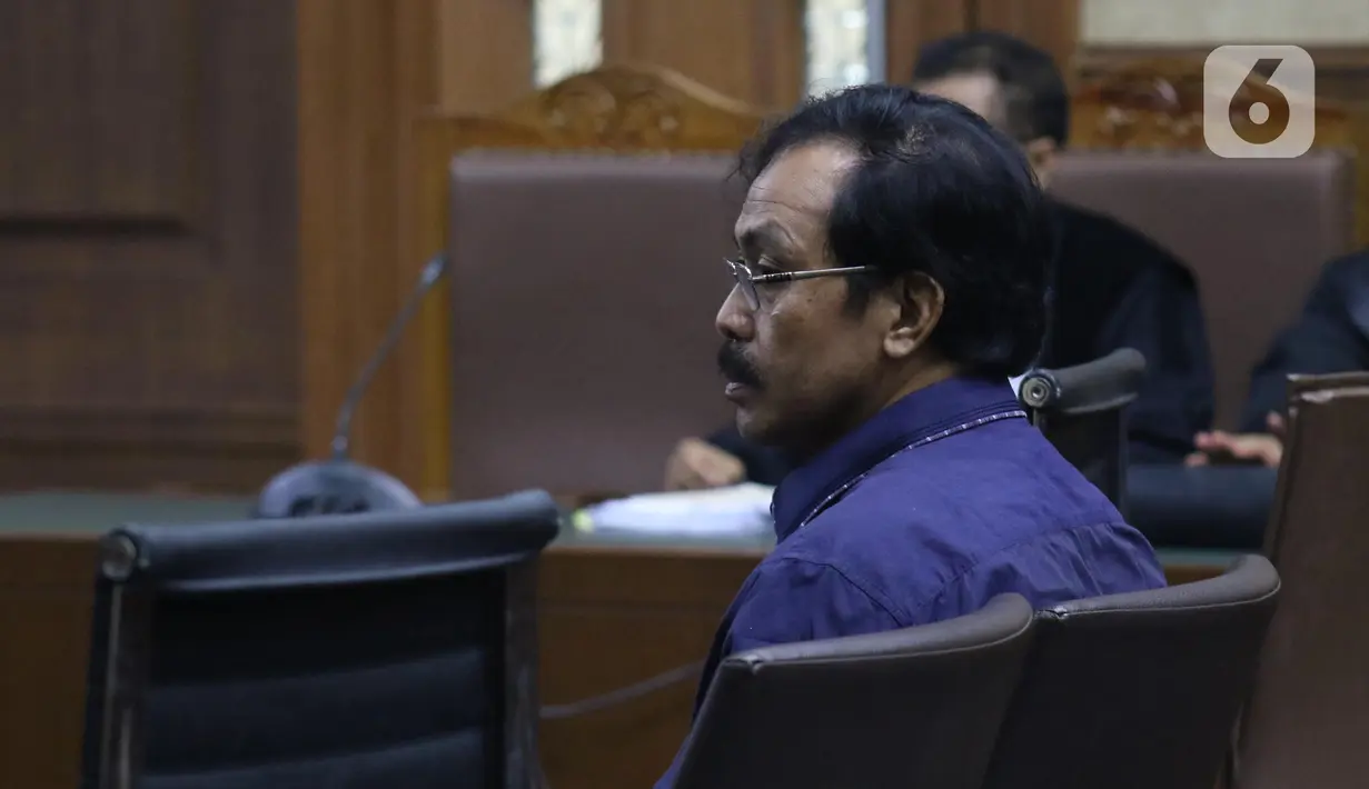 Terdakwa penerimaan gratifikasi dari berbagai pihak selama menjabat sebagai Gubernur Kepulauan Riau pada kurun waktu 2016-2019, Nurdin Basirun saat menjalani sidang lanjutan Pengadilan Tipikor Jakarta, Kamis (19/12/2019). Sidang mendengar keterangan saksi-saksi. (Liputan6.com/Helmi Fithriansyah)